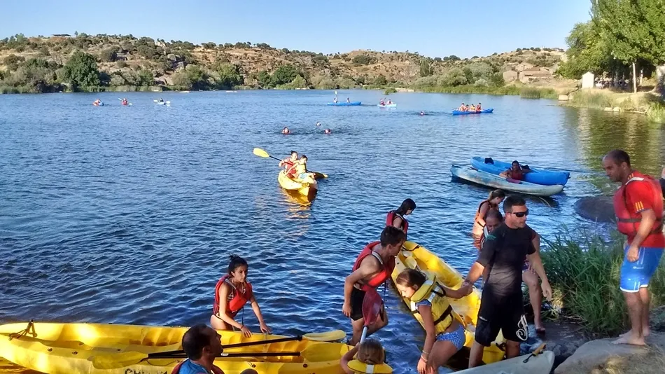 Foto 3 - M&aacute;s de un centenar de participantes se suben a las piraguas en Ledesma