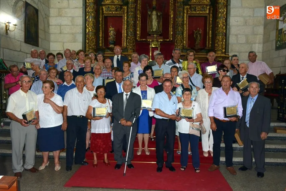Foto de familia de los matrimonios homenajeados por sus Bodas de Oro / E. Corredera