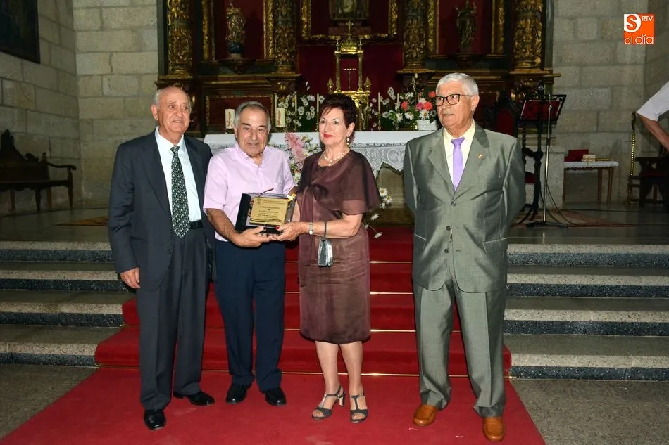 Foto 11 - Treinta y cuatro matrimonios reciben el homenaje de la Uni&oacute;n de Asociaciones de Mayores por sus...