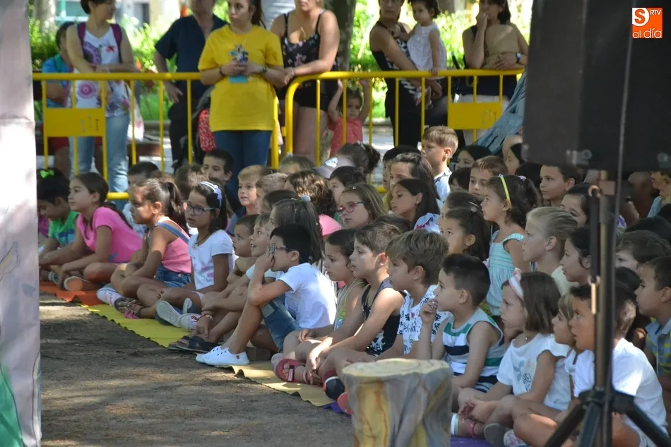 Foto 7 - La compa&ntilde;&iacute;a Peque&ntilde;o Sastre monta su casita de mazap&aacute;n en el Parque de La Glorieta  