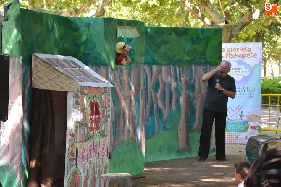 Foto 10 - La compa&ntilde;&iacute;a Peque&ntilde;o Sastre monta su casita de mazap&aacute;n en el Parque de La Glorieta  