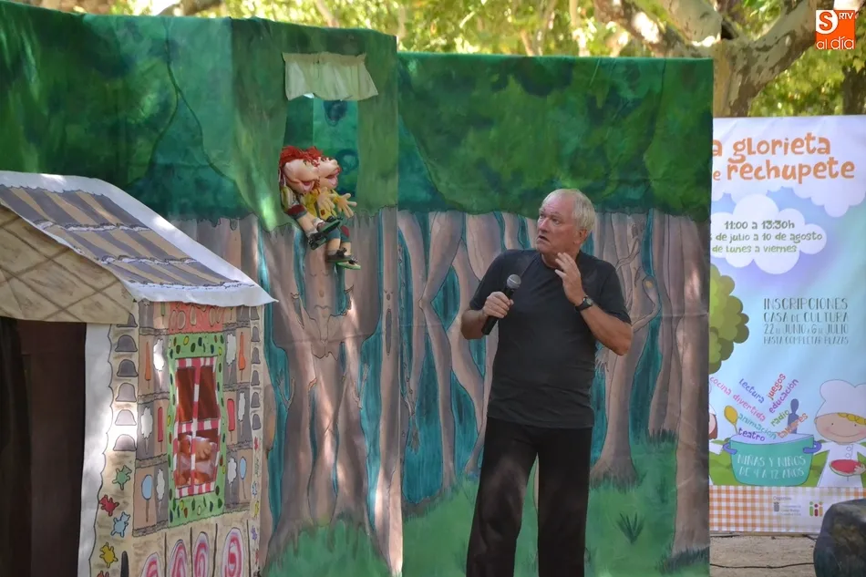 La compañía Pequeño Sastre monta su casita de mazapán en el Parque de La Glorieta  