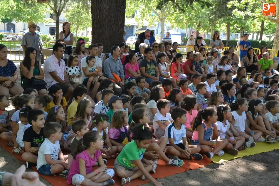 Foto 2 - La compa&ntilde;&iacute;a Peque&ntilde;o Sastre monta su casita de mazap&aacute;n en el Parque de La Glorieta  