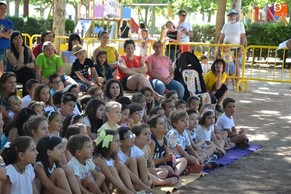Foto 4 - La compa&ntilde;&iacute;a Peque&ntilde;o Sastre monta su casita de mazap&aacute;n en el Parque de La Glorieta  