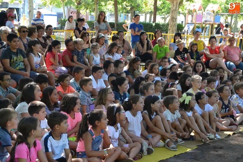 Foto 3 - La compa&ntilde;&iacute;a Peque&ntilde;o Sastre monta su casita de mazap&aacute;n en el Parque de La Glorieta  