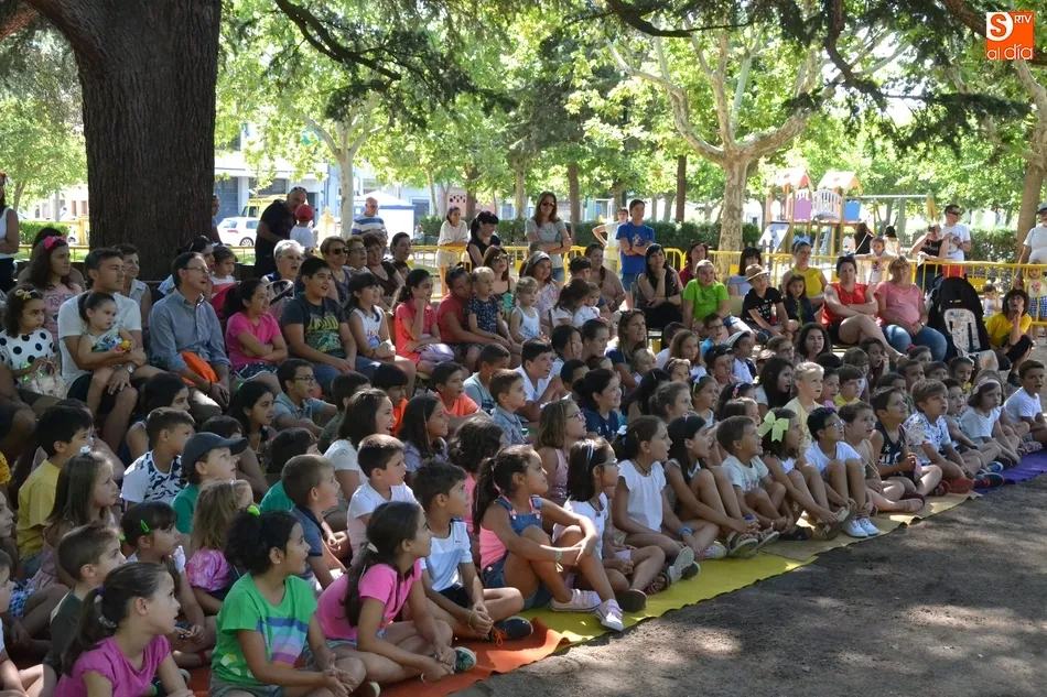 Foto 5 - La compa&ntilde;&iacute;a Peque&ntilde;o Sastre monta su casita de mazap&aacute;n en el Parque de La Glorieta  