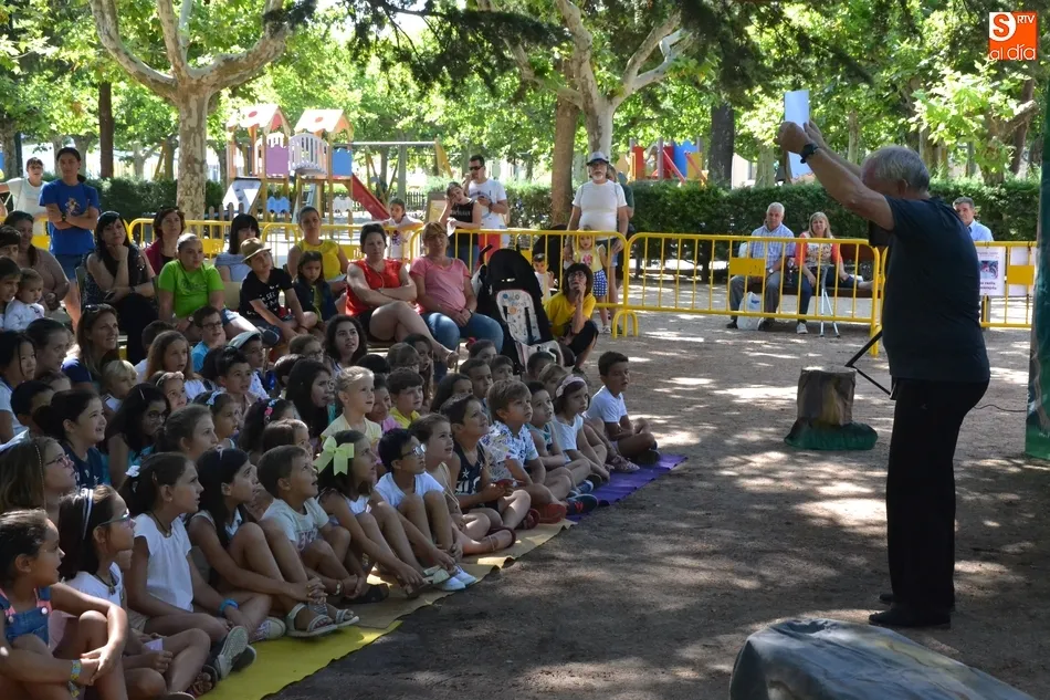 Foto 11 - La compa&ntilde;&iacute;a Peque&ntilde;o Sastre monta su casita de mazap&aacute;n en el Parque de La Glorieta  