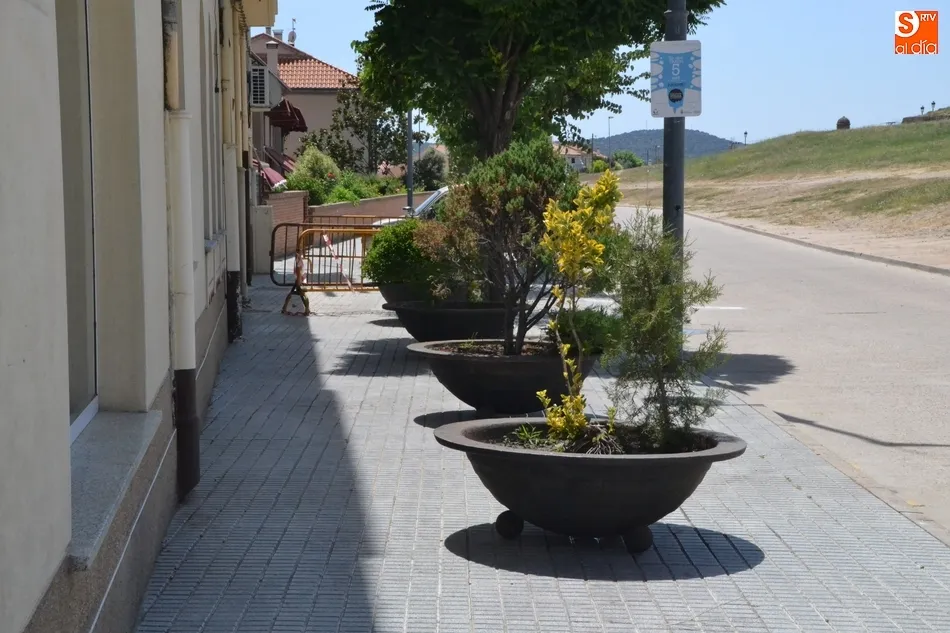 Las jardineras relevan a las vallas como método para controlar el mercadillo  