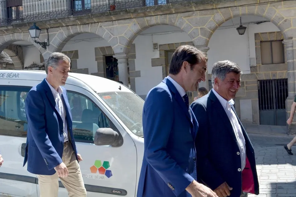 Foto 3 - Su&aacute;rez-Qui&ntilde;ones visita la rehabilitaci&oacute;n de la fachada de las Casas de los Maestros  