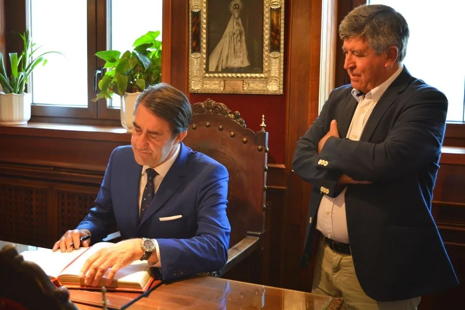Foto 2 - Su&aacute;rez-Qui&ntilde;ones visita la rehabilitaci&oacute;n de la fachada de las Casas de los Maestros  