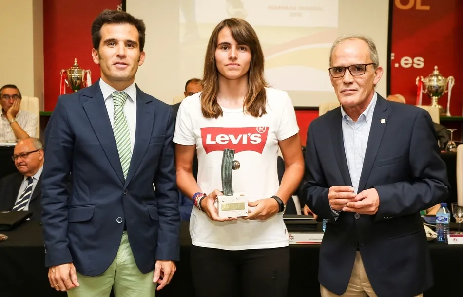 Carmen Álvarez recoge su premio como pichichi de la máxima categoría regional femenina  