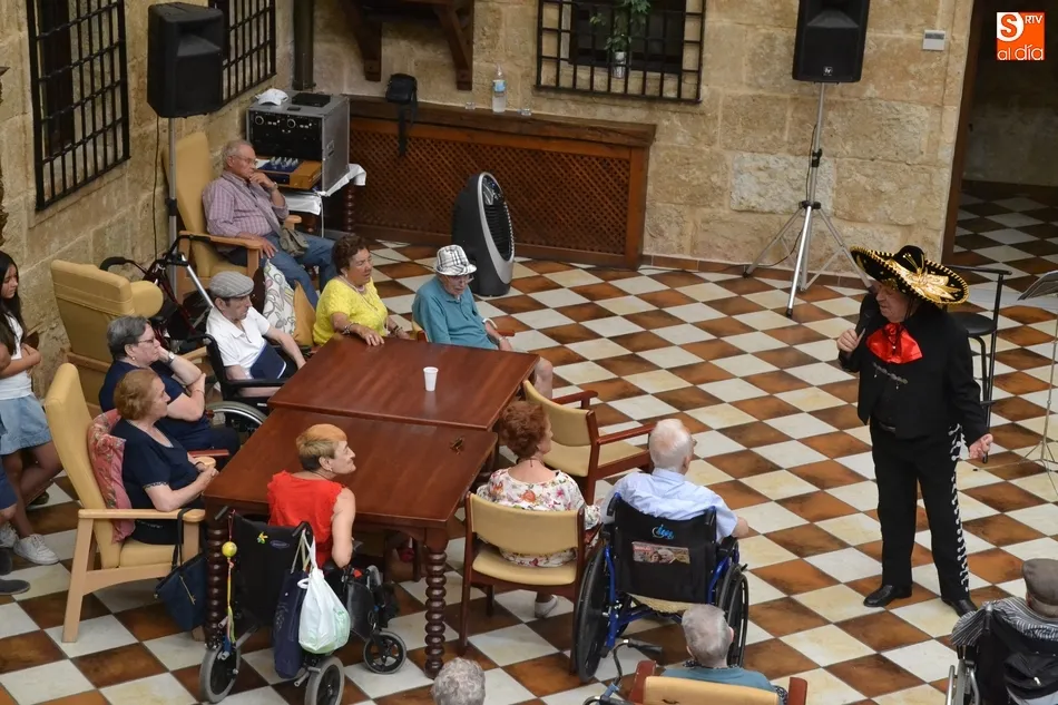 Foto 10 - Lauren Risue&ntilde;o clausura la Semana del Abuelo de la Residencia Obispo T&eacute;llez  