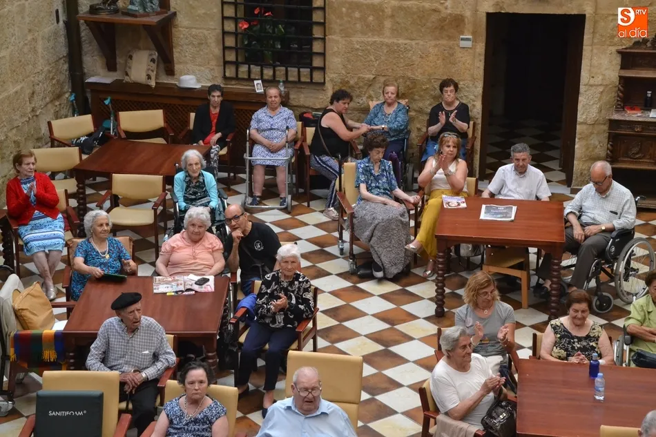 Foto 4 - Lauren Risue&ntilde;o clausura la Semana del Abuelo de la Residencia Obispo T&eacute;llez  