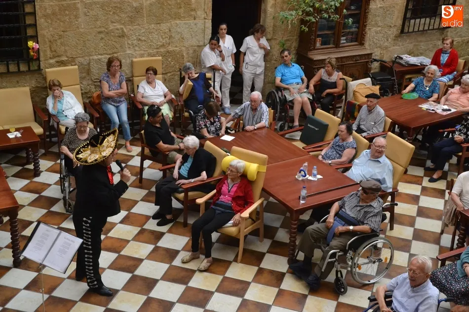 Lauren Risueño clausura la Semana del Abuelo de la Residencia Obispo Téllez  
