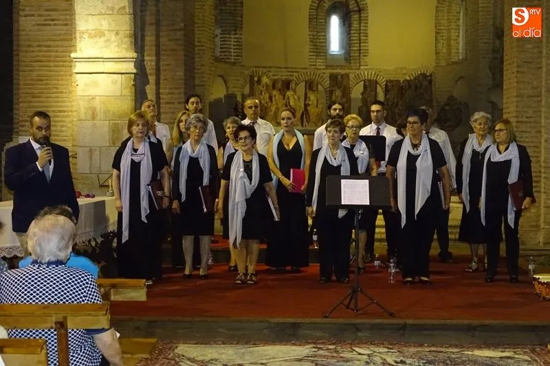 La Coral Albense actúa en la Iglesia de San Juan