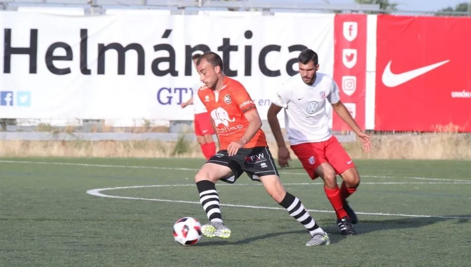 Adrian Llano protege el balón en un lance del partido. Fotos: Alberto  Martín