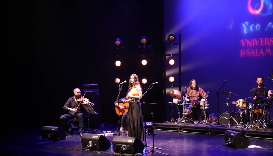 Un instante de la actuación con motivo del Centenario de la Usal. Fotos: Alberto Martín