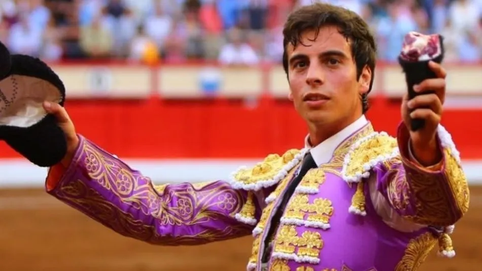 El diestro salmantino ofrece una de las dos orejas al público cántabro. Foto: Emilio Méndez