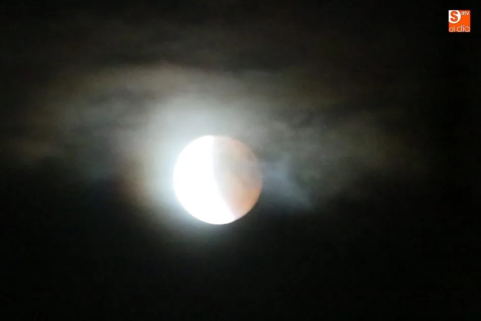 Foto 2 - As&iacute; se vio el eclipse de luna en Vitigudino