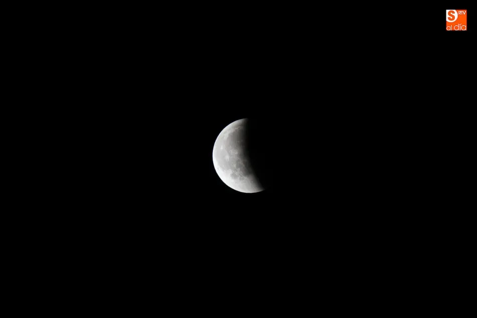 Foto 10 - La Luna se viste de rojo en el cielo de Salamanca  