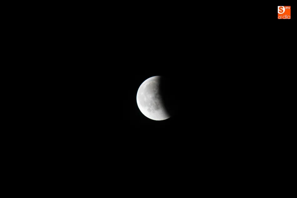 Foto 9 - La Luna se viste de rojo en el cielo de Salamanca  