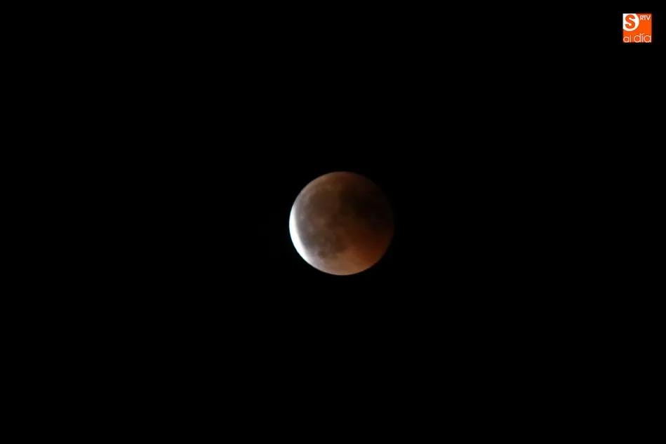 Foto 8 - La Luna se viste de rojo en el cielo de Salamanca  