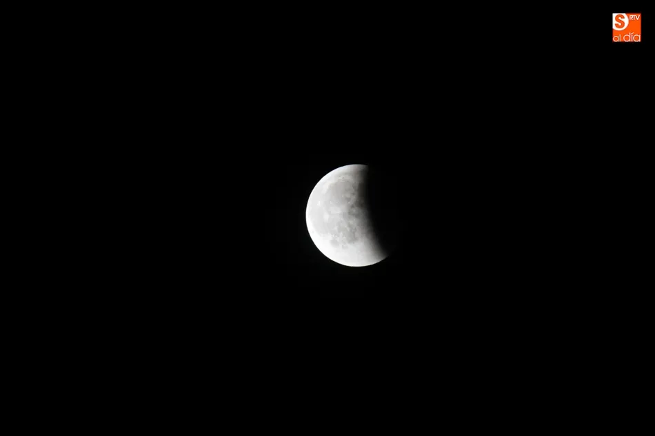Foto 7 - La Luna se viste de rojo en el cielo de Salamanca  