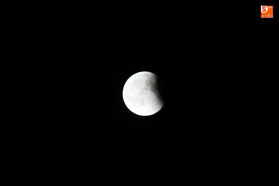 Foto 6 - La Luna se viste de rojo en el cielo de Salamanca  