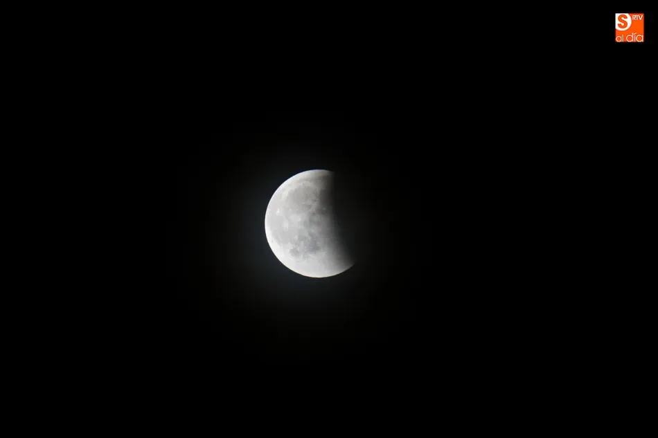 Foto 5 - La Luna se viste de rojo en el cielo de Salamanca  