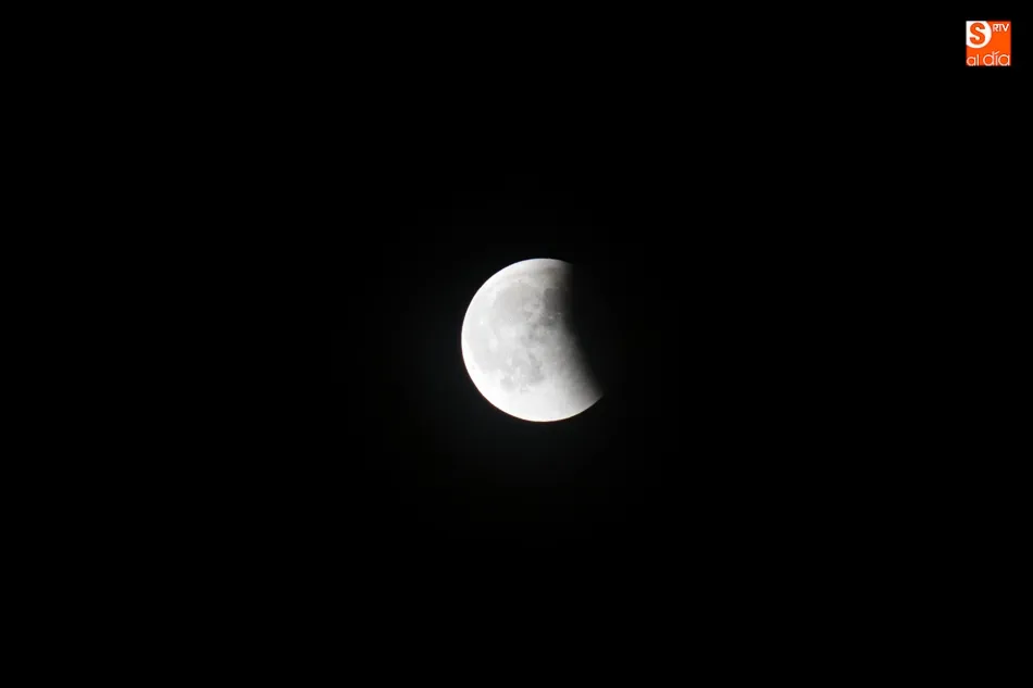 Foto 4 - La Luna se viste de rojo en el cielo de Salamanca  