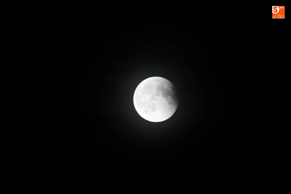 Foto 3 - La Luna se viste de rojo en el cielo de Salamanca  