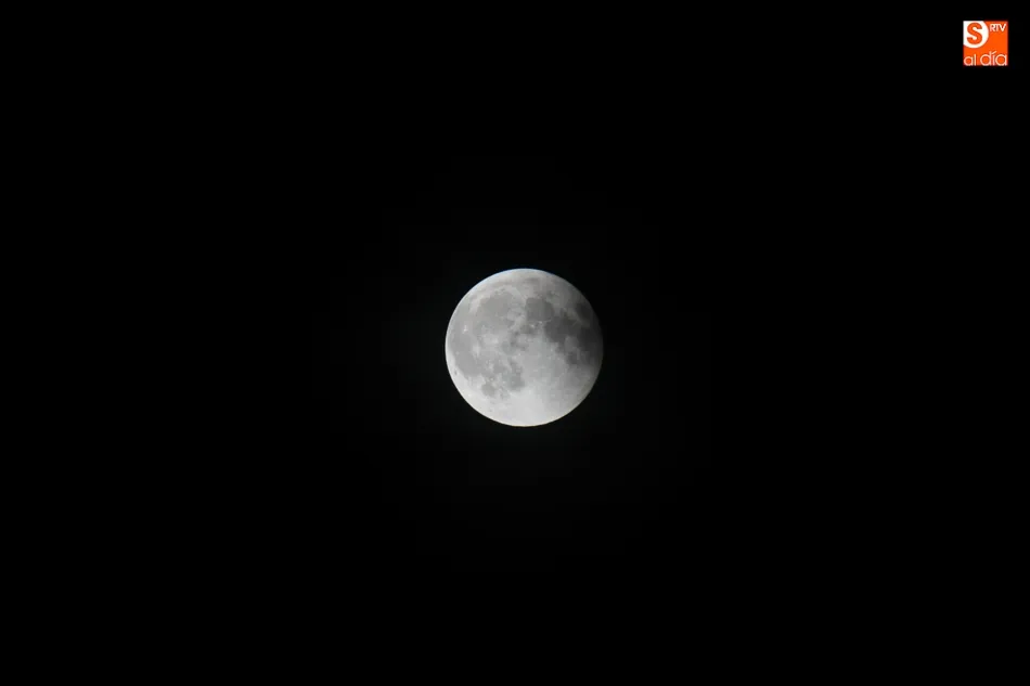 Foto 2 - La Luna se viste de rojo en el cielo de Salamanca  