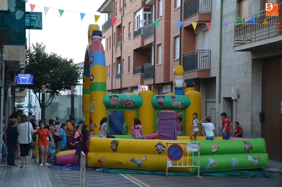 Foto 2 - Los ni&ntilde;os protagonizan el inicio de las fiestas de Santa Ana  