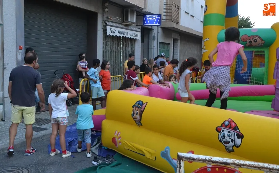 Foto 5 - Los ni&ntilde;os protagonizan el inicio de las fiestas de Santa Ana  