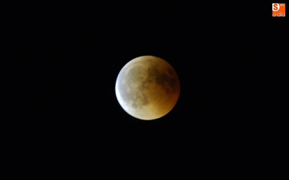 Foto 6 - Los mirobrigenses siguen con ciertas dificultades el hist&oacute;rico eclipse lunar  