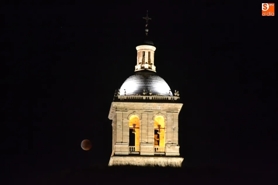 Foto 2 - Los mirobrigenses siguen con ciertas dificultades el hist&oacute;rico eclipse lunar  