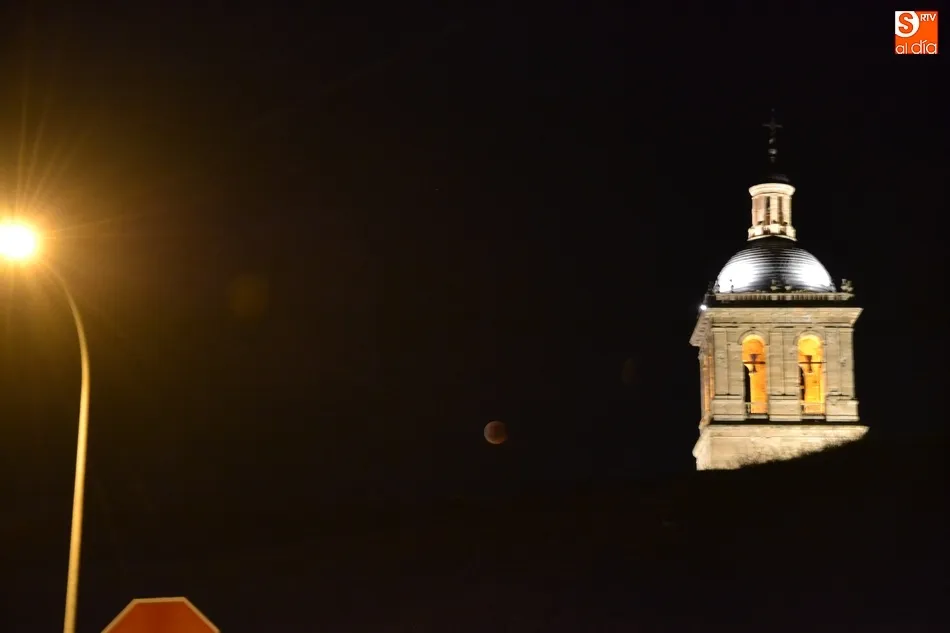 Foto 3 - Los mirobrigenses siguen con ciertas dificultades el hist&oacute;rico eclipse lunar  
