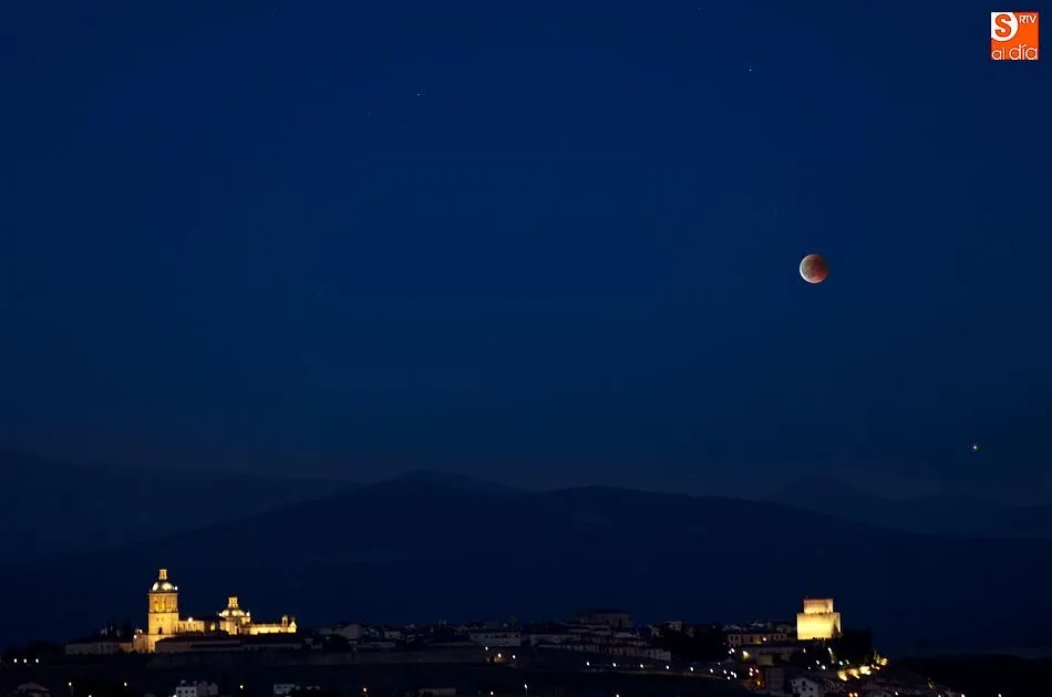 Los mirobrigenses vieron el eclipse lunar desde distintos puntos de la ciudad/Foto: Adrián Martín