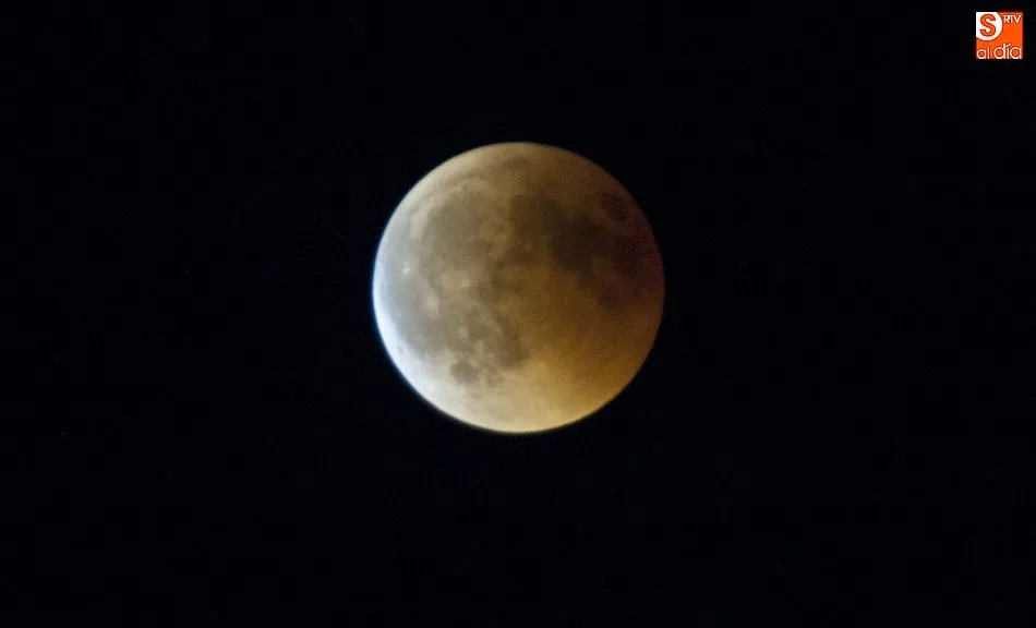 Foto 8 - Los mirobrigenses siguen con ciertas dificultades el hist&oacute;rico eclipse lunar  