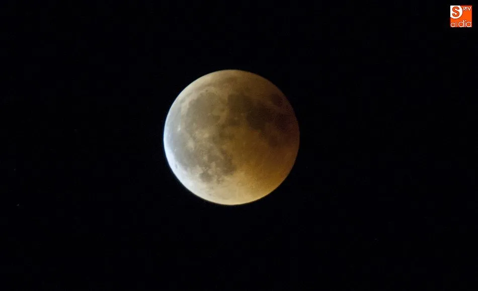 Foto 7 - Los mirobrigenses siguen con ciertas dificultades el hist&oacute;rico eclipse lunar  