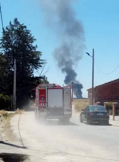 Foto 2 - El fuego calcina m&aacute;s de 160 pacas en un aparotoso incendio en Paradinas