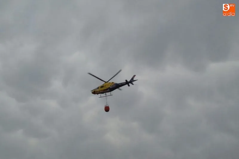 Imagen de archivo de un helicóptero participando en la extinción de un incendio