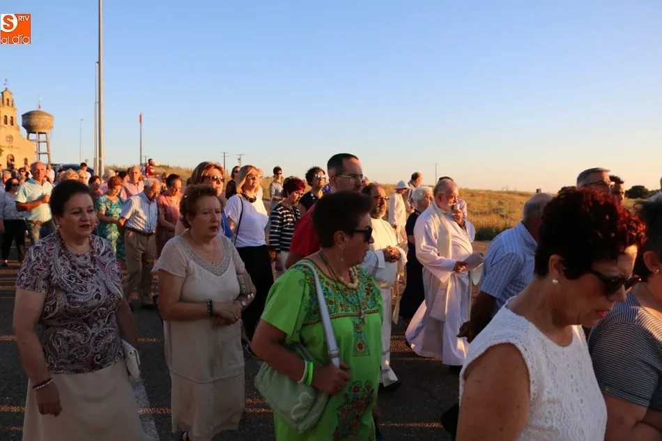 Foto 11 - Bel&eacute;n y Vanessa S&aacute;nchez Moro acompa&ntilde;an a la Virgen del Socorro en la procesi&oacute;n desde la ermita  