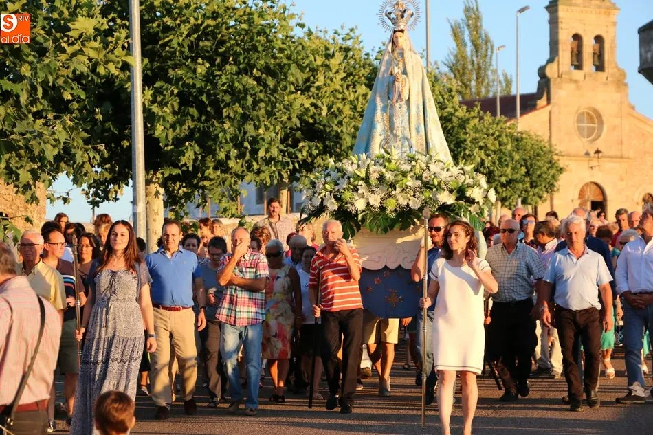 Foto 10 - Bel&eacute;n y Vanessa S&aacute;nchez Moro acompa&ntilde;an a la Virgen del Socorro en la procesi&oacute;n desde la ermita  