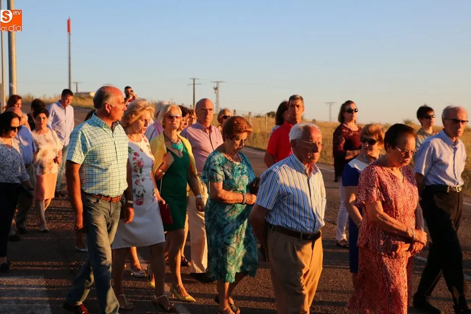 Foto 9 - Bel&eacute;n y Vanessa S&aacute;nchez Moro acompa&ntilde;an a la Virgen del Socorro en la procesi&oacute;n desde la ermita  