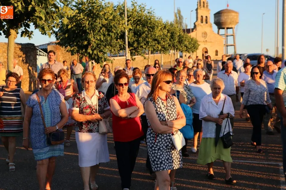 Foto 8 - Bel&eacute;n y Vanessa S&aacute;nchez Moro acompa&ntilde;an a la Virgen del Socorro en la procesi&oacute;n desde la ermita  