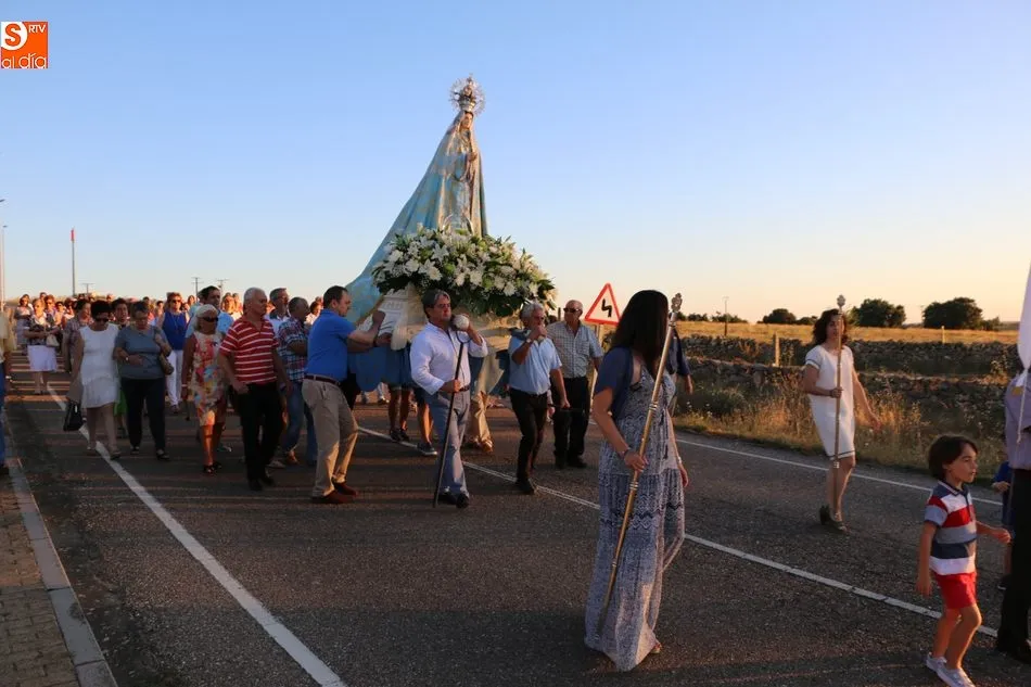 Foto 7 - Bel&eacute;n y Vanessa S&aacute;nchez Moro acompa&ntilde;an a la Virgen del Socorro en la procesi&oacute;n desde la ermita  