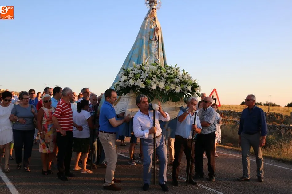 Foto 5 - Bel&eacute;n y Vanessa S&aacute;nchez Moro acompa&ntilde;an a la Virgen del Socorro en la procesi&oacute;n desde la ermita  