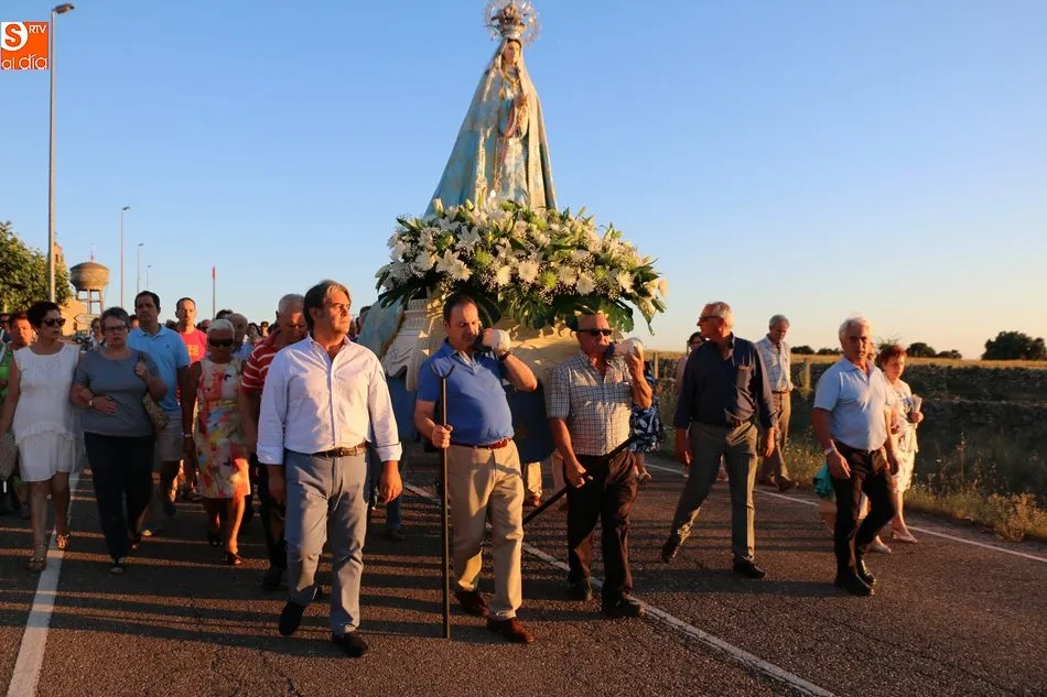Foto 4 - Bel&eacute;n y Vanessa S&aacute;nchez Moro acompa&ntilde;an a la Virgen del Socorro en la procesi&oacute;n desde la ermita  