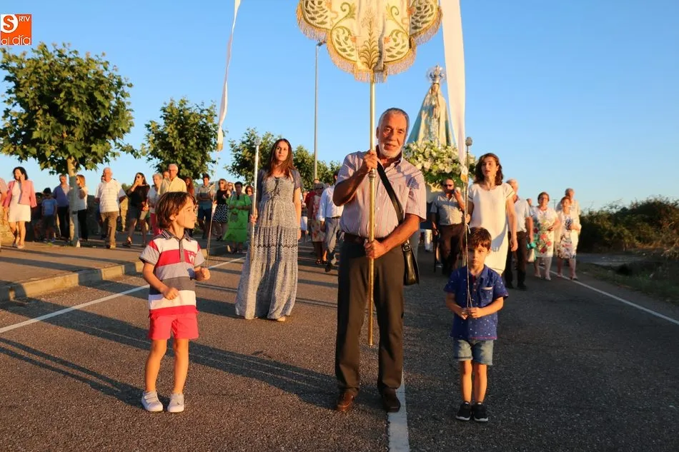 Foto 3 - Bel&eacute;n y Vanessa S&aacute;nchez Moro acompa&ntilde;an a la Virgen del Socorro en la procesi&oacute;n desde la ermita  